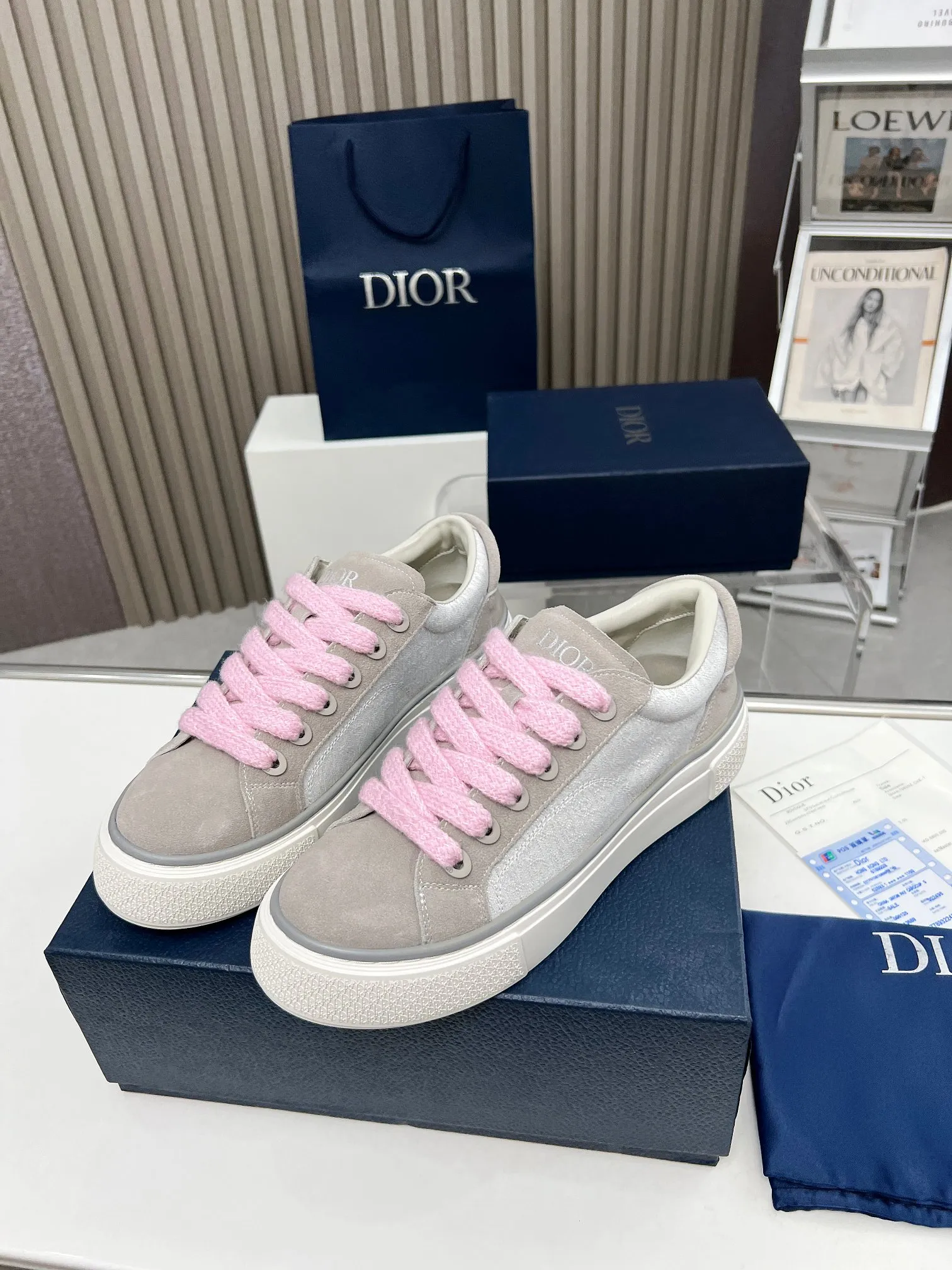 👟👟Ex-factory price 560👟👟 Women's Shoes Women's Clothing Women's Shoes Women's Clothing DIOR Dior B33 sneakers Gray and white jacquard fabrics with gray high mercerized suede leather 2023 new autumn products, reinterpretation of classic tennis shoes, fashionable silhouette highlights the thickness. Crafted from gray and white jacquard with Oblique print and suede panels, it has a distinctive padded tongue embellished with an embossed Dior signature, wide pink mohair laces and brass eyelets with a matte gray finish. The cream-white Dior Oblique patterned rubber sole, enhanced by the contrasting Dior 30 Avenue Montaigne signature on the rear, will add style to casual looks. Size: Women's 35-40 (34, 41 customized, non-refundable) Men's 39-45 (38, 46 customized, non-refundable)